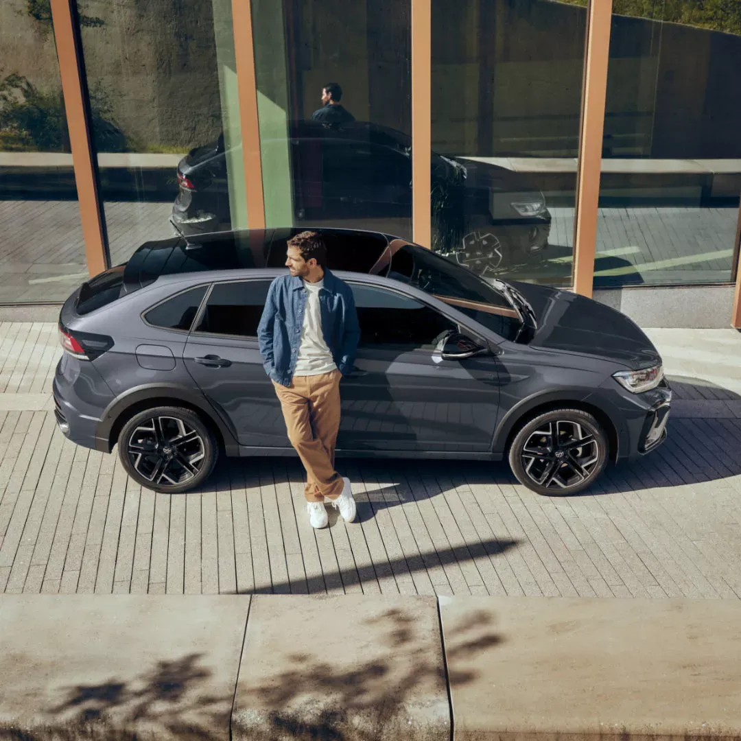 Cliente accanto alla sua Volkswagen