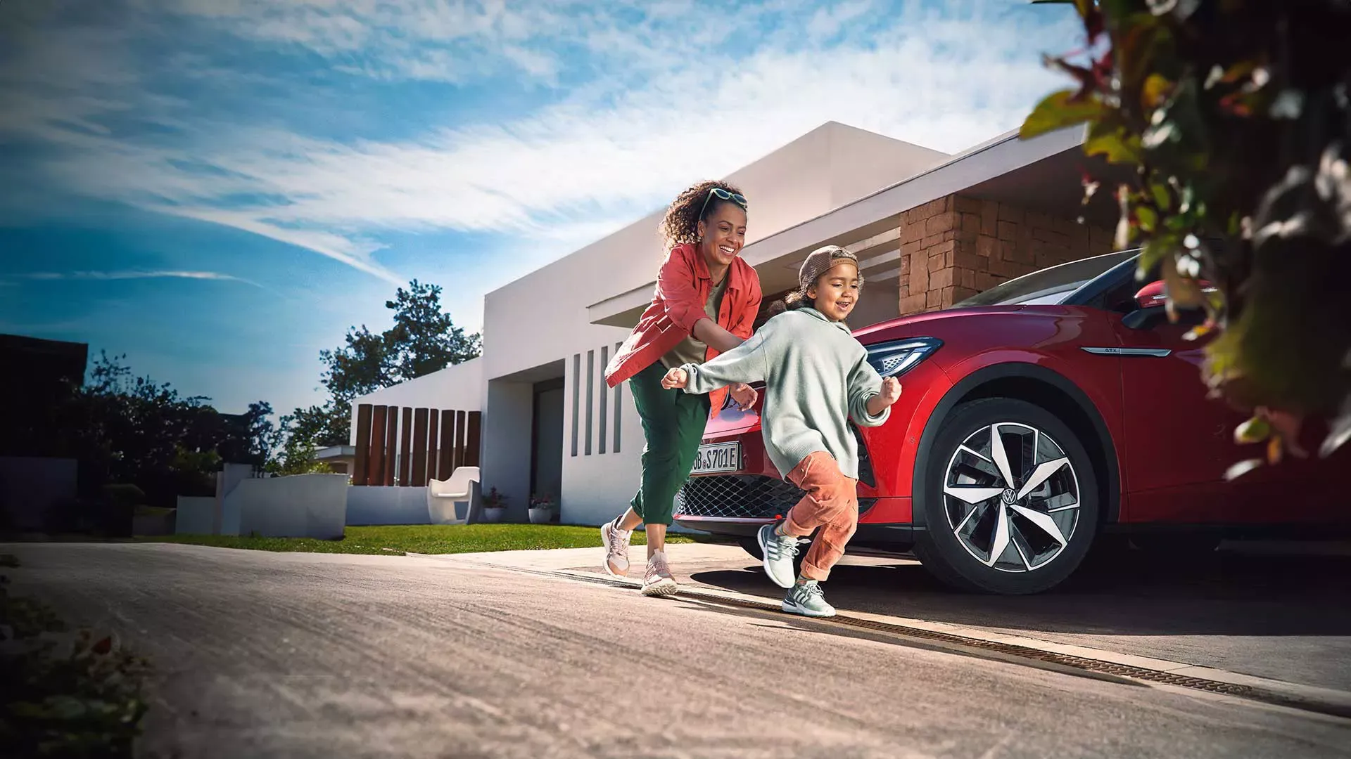 Famiglia che riceve l’auto davanti a casa