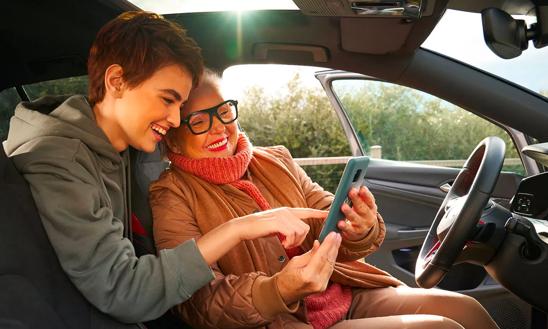 Madre e figlia in auto con il tablet