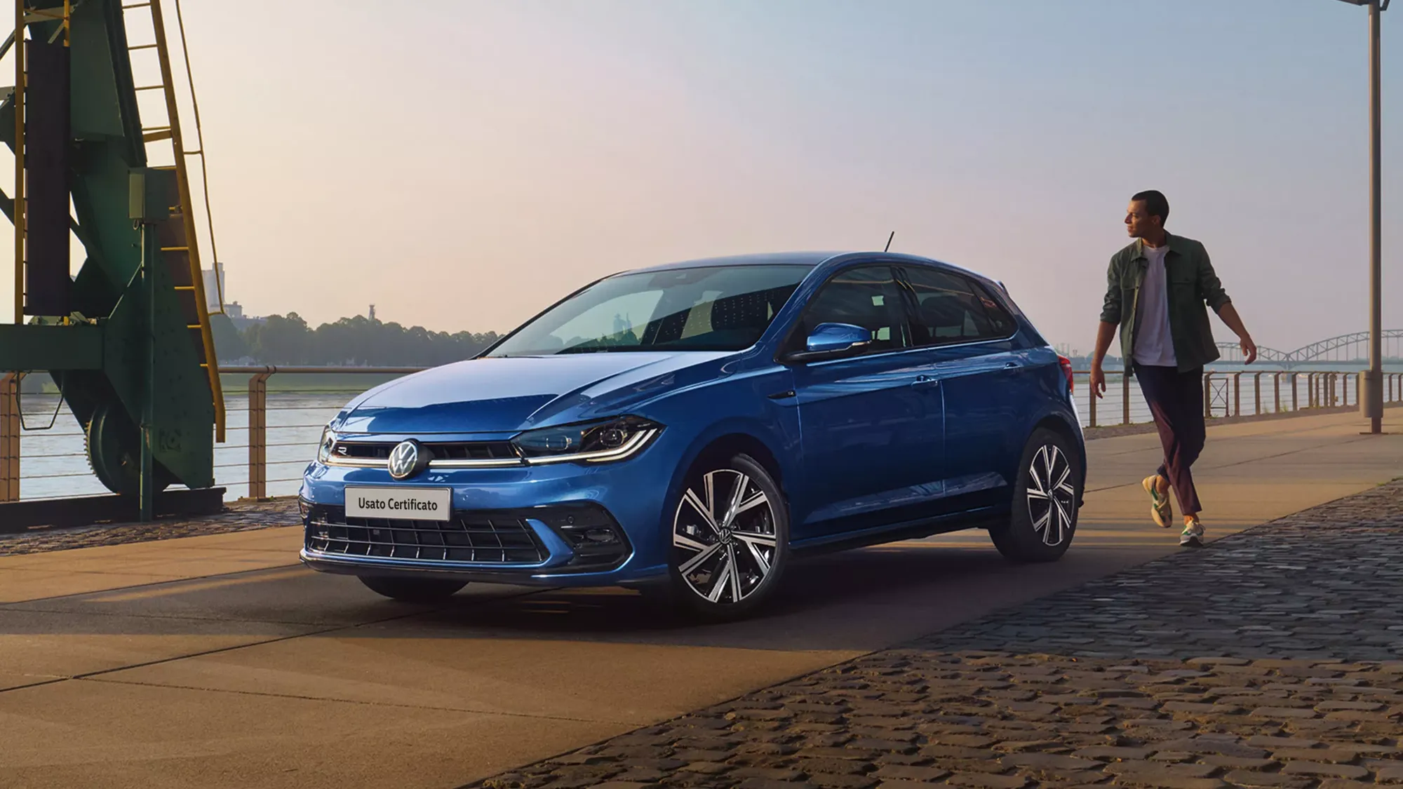 Volkswagen Polo su una strada sul mare