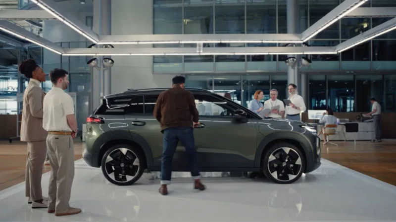 Clienti nello showroom Volkswagen