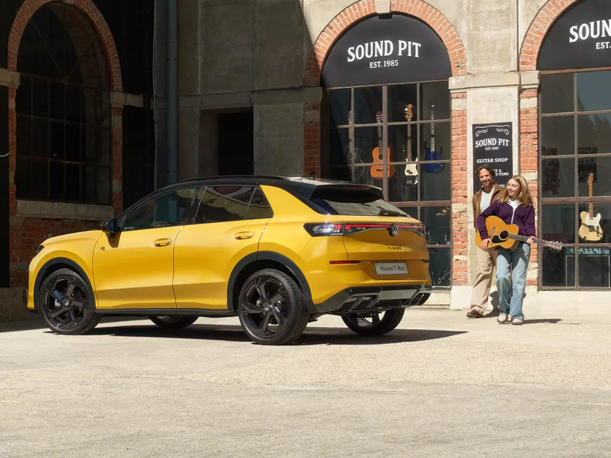 Volkswagen Tayron gialla davanti a un negozio