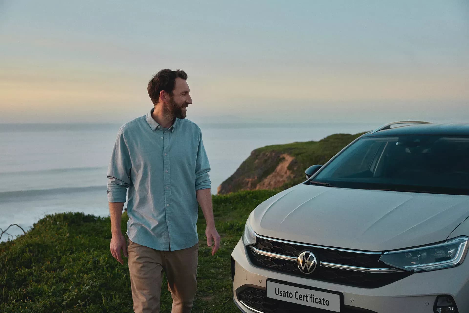 Cliente accanto a una Volkswagen usata