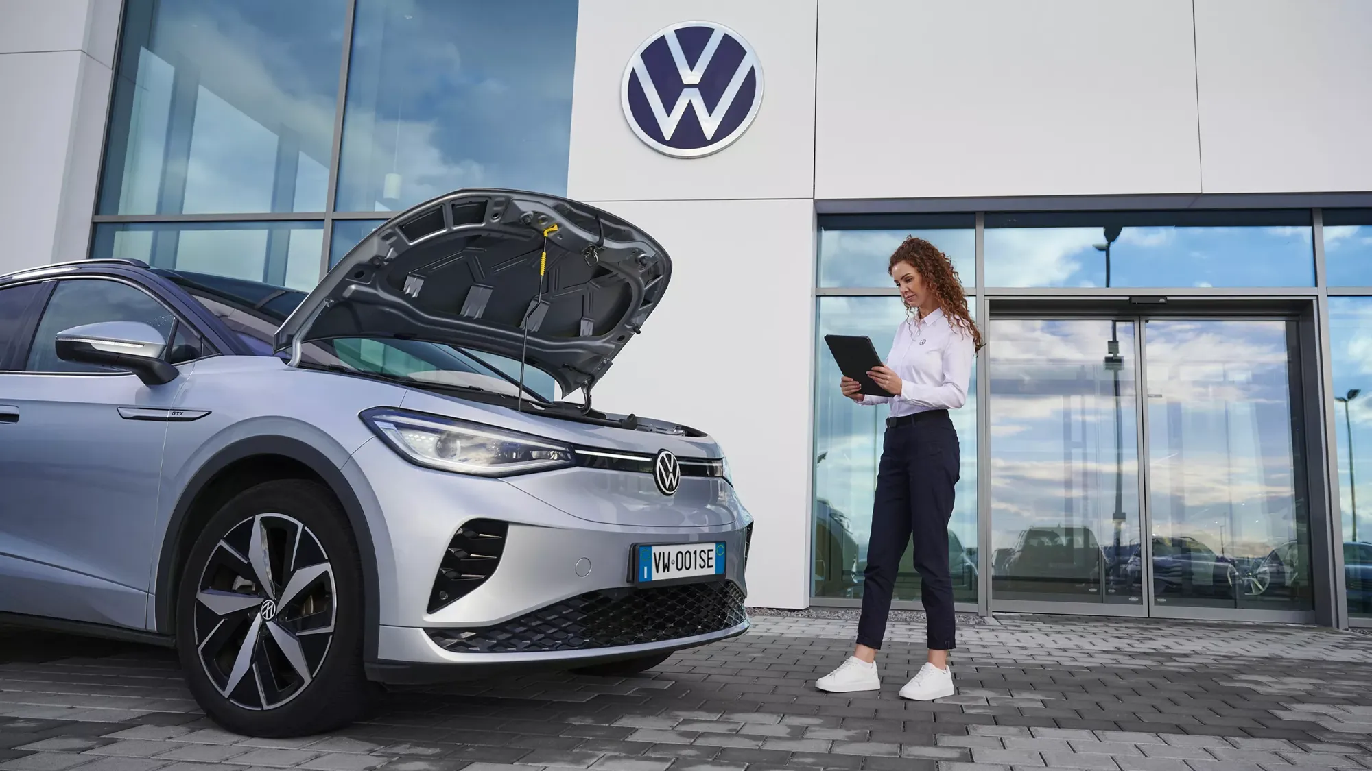 Consulente Volkswagen con il tablet davanti allo showroom