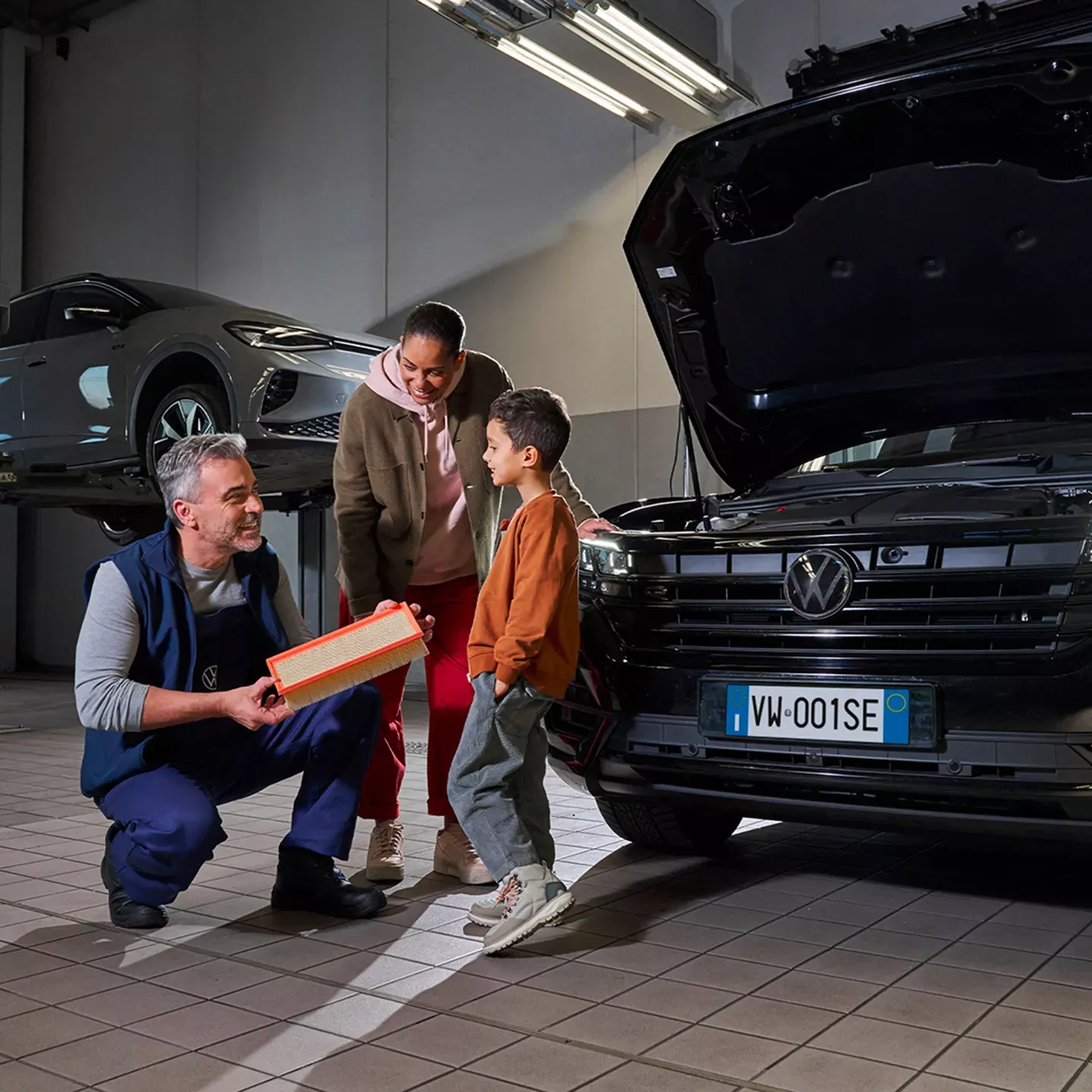 Famiglia in officina con il tecnico Volkswagen