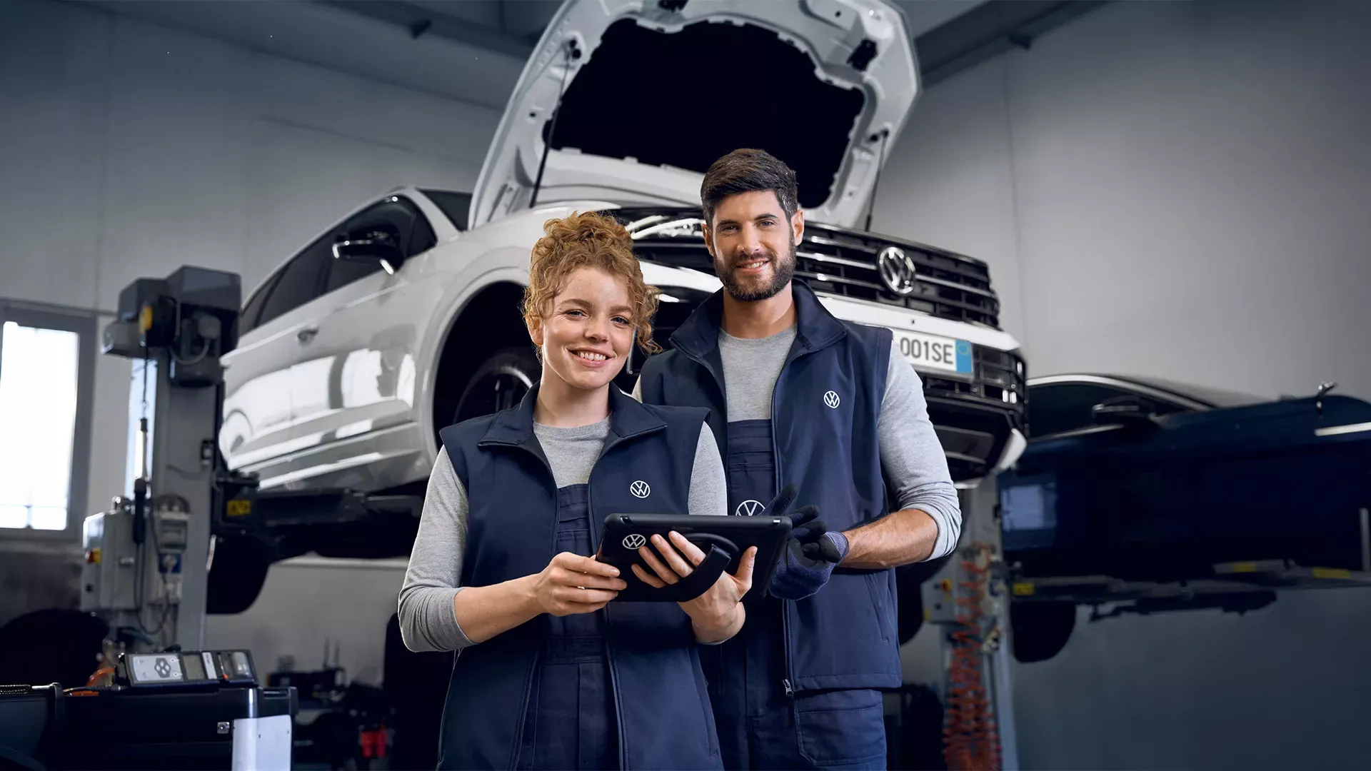 Tecnici dell'officina Volkswagen con il tablet