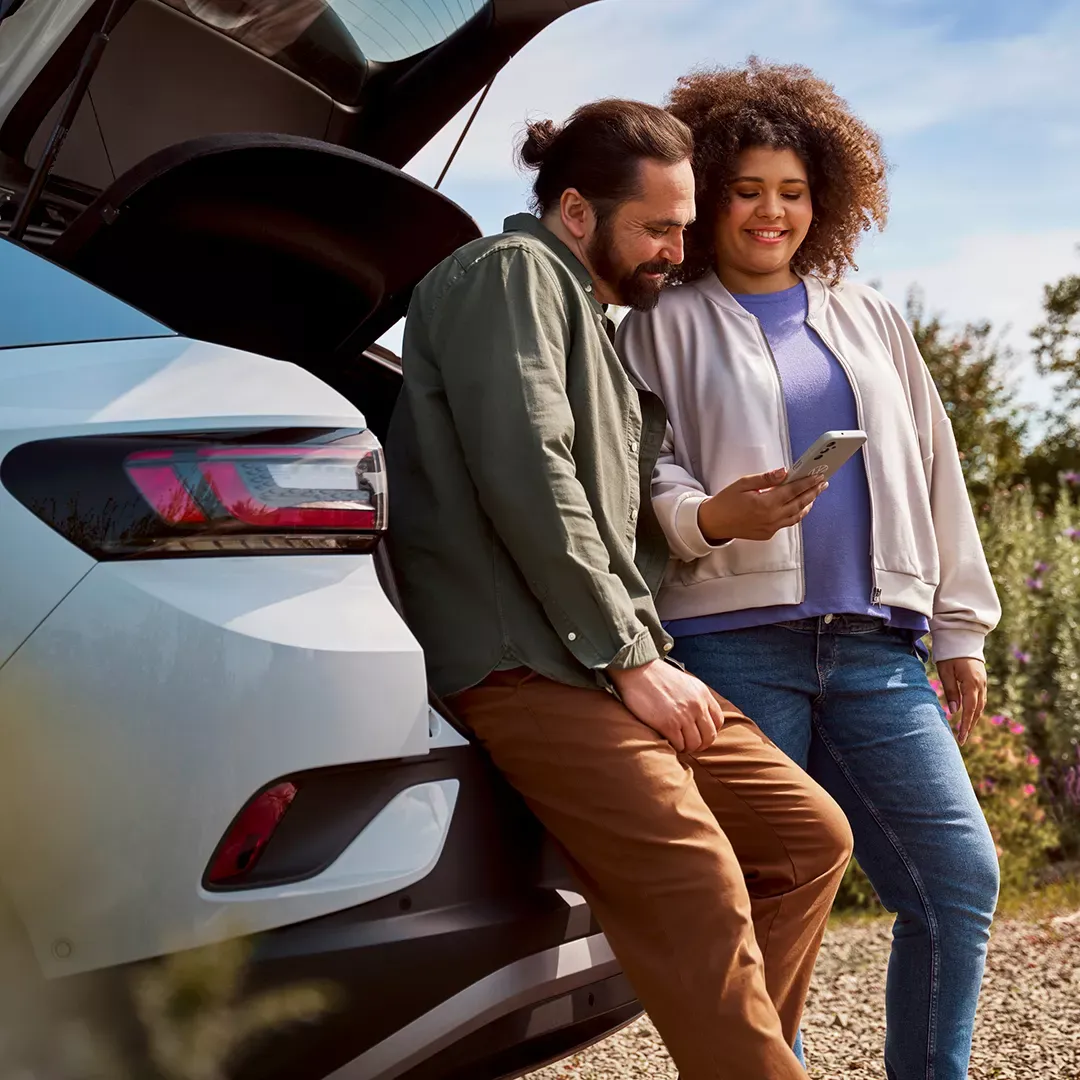 Coppia che carica il bagagliaio della Volkswagen prima di partire